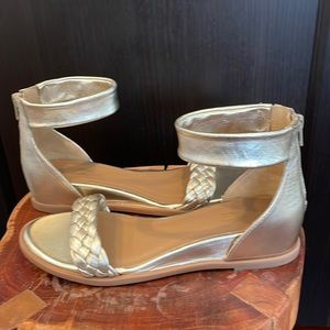 Almost brand new Seychelles sandals. Very comfortable fits true to size.